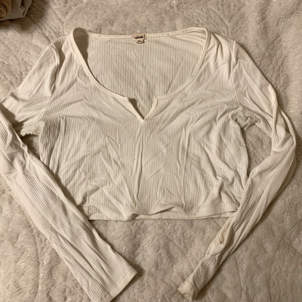 Large. White. Brand: garage. Long sleeve crop top T-shirt.
